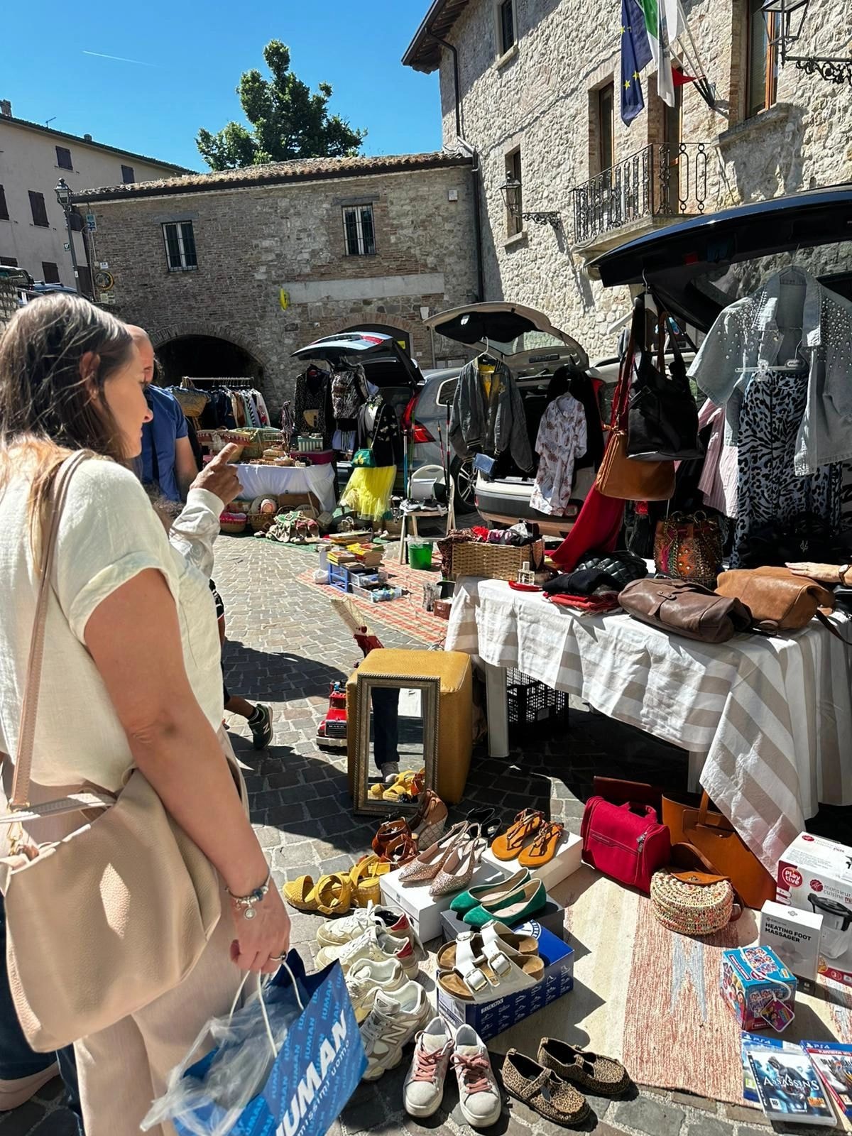 Mercatino dell'usato all'aperto in Italia