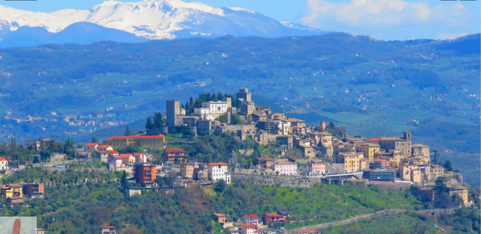 Panorama di Veroli con montagne innevate