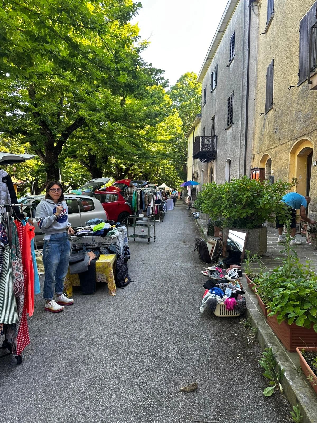 Mercatino con bancarelle all'aperto